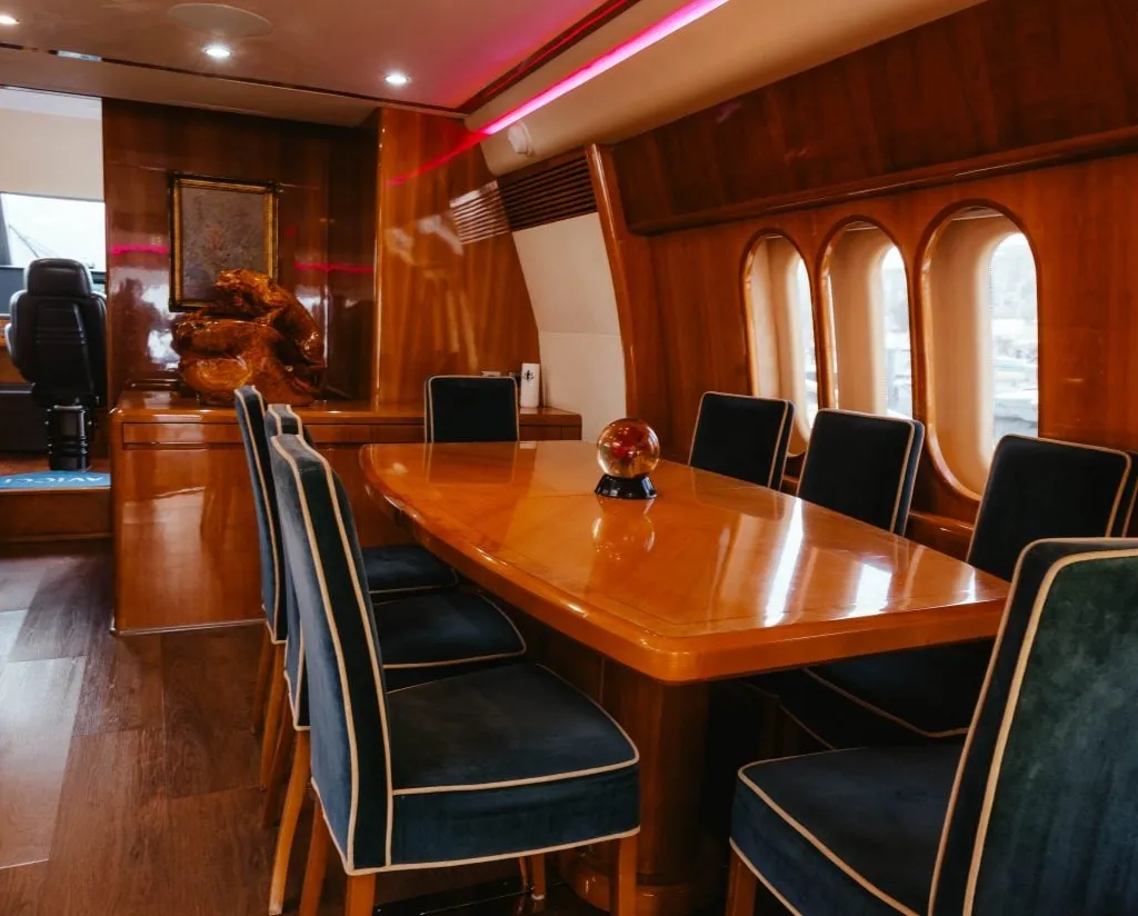 Avicci 90FT exterior