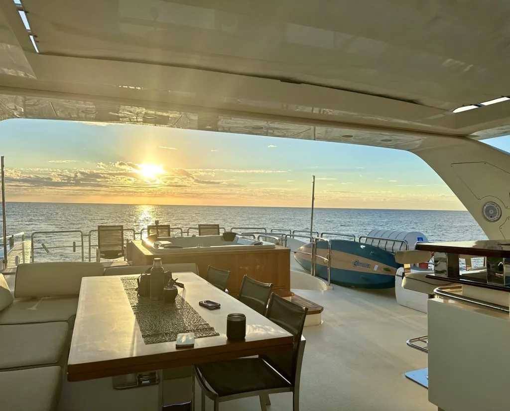 Azimut 100FT interior