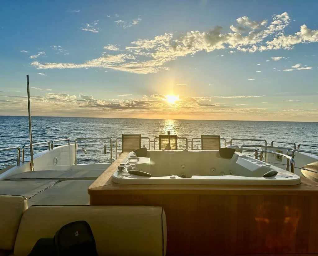 Azimut 100FT saloon
