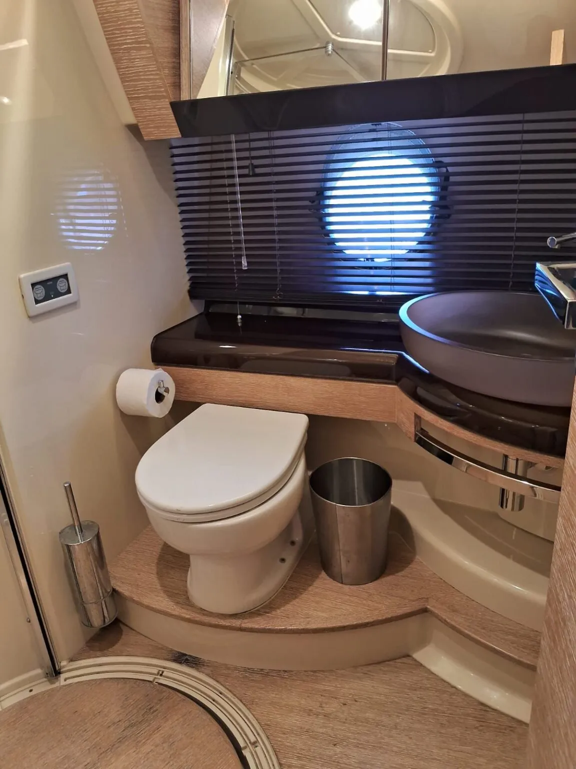 Azimut 70FT bathroom