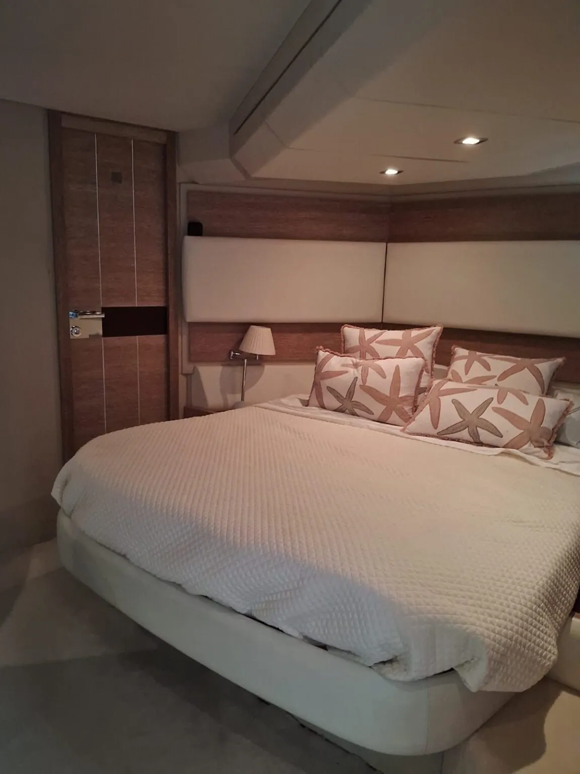 Azimut 70FT guest cabin