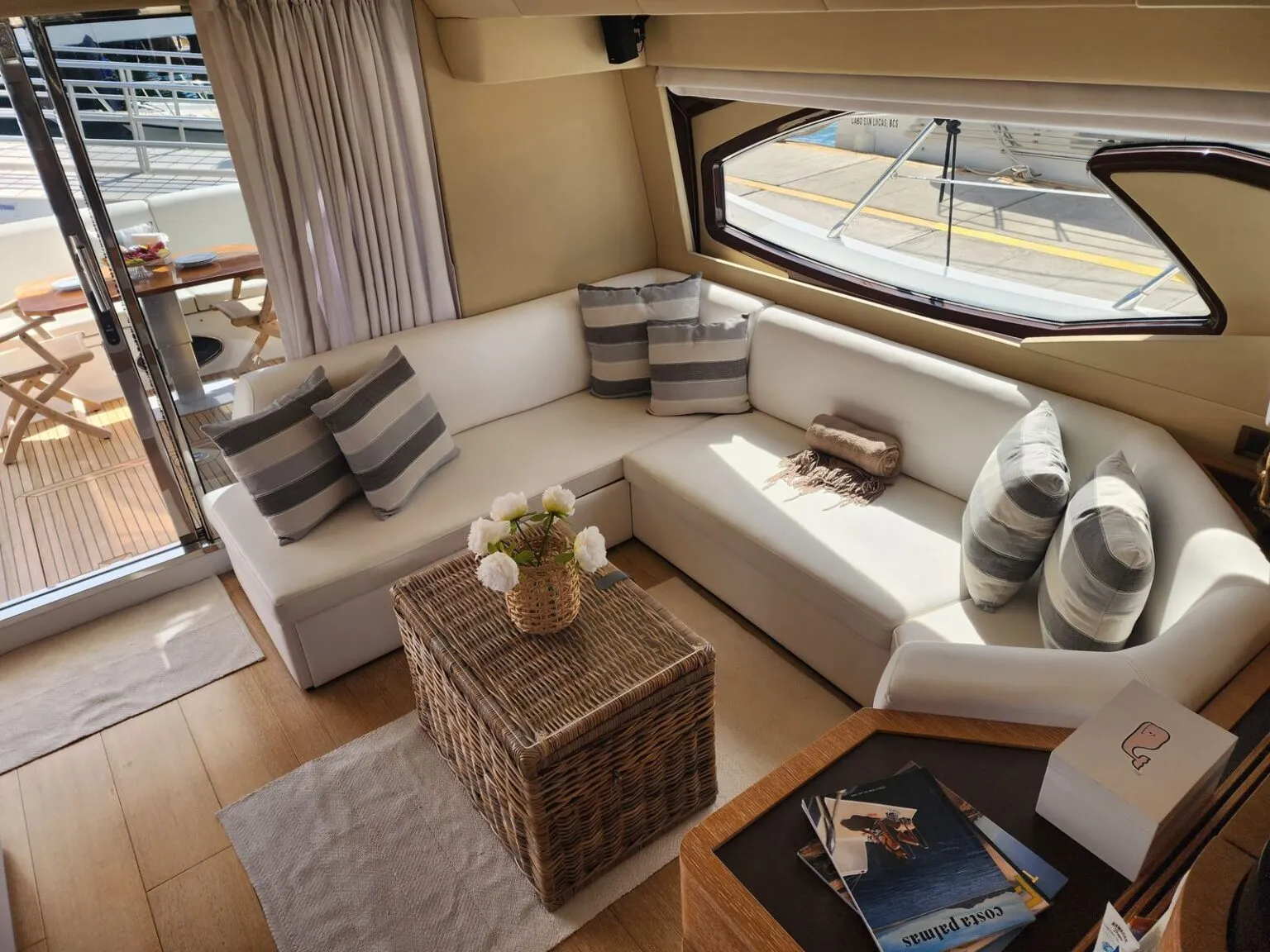 Azimut 70FT interior lounge