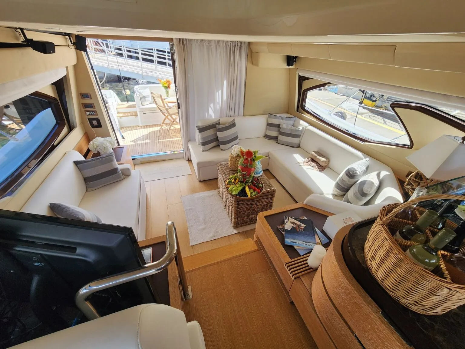 Azimut 70FT saloon interior