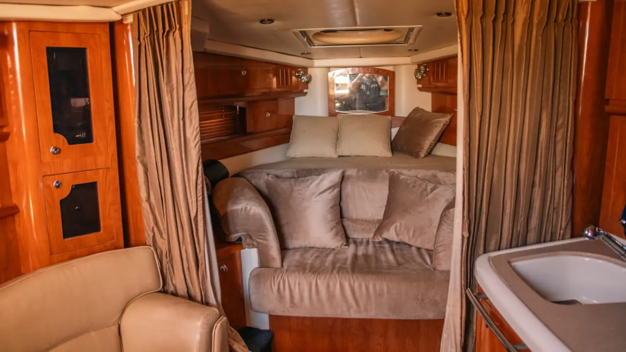 Four Wins 38FT bow view