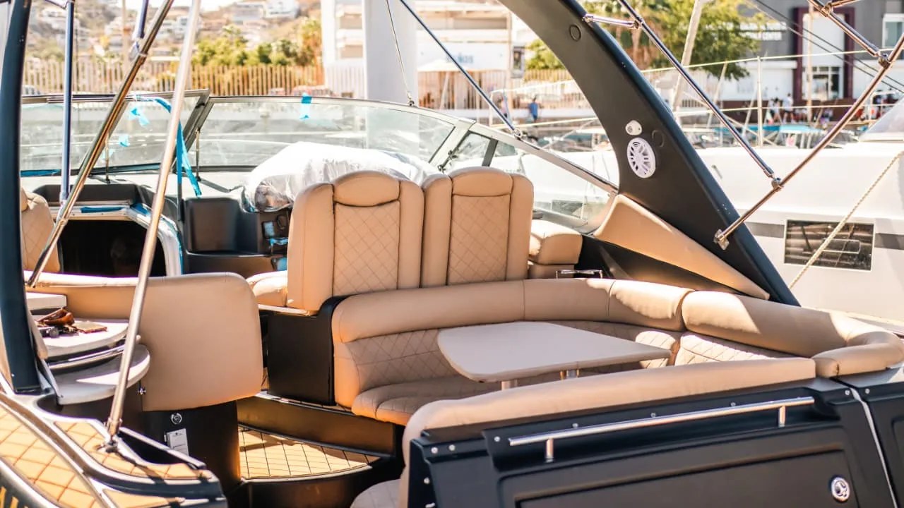 Four Wins 38FT lounge area
