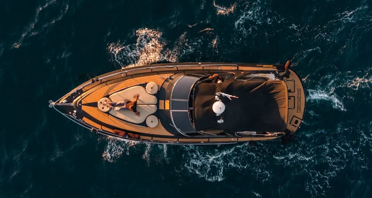Four Wins 38FT side profile