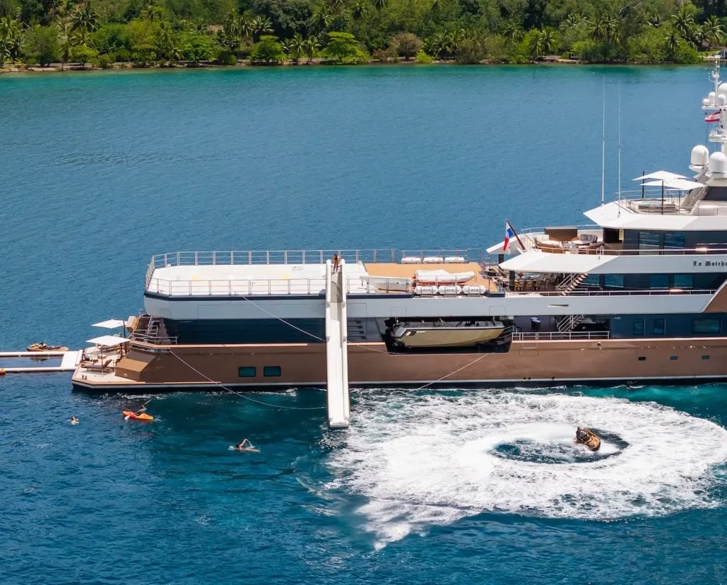 La Datcha 252FT bow