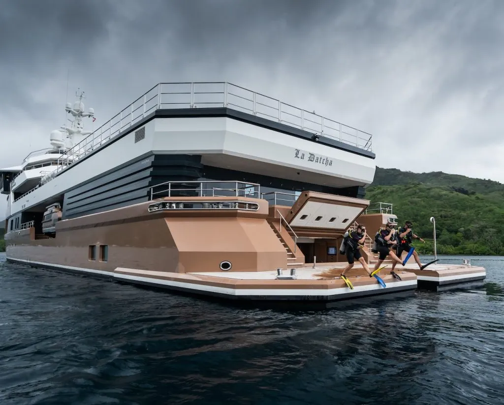 La Datcha 252FT saloon