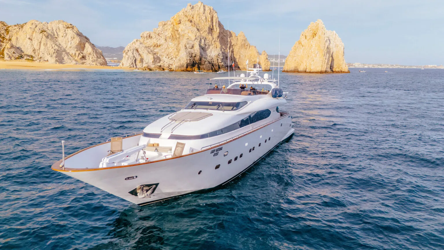 Mahiora 105FT interior lounge