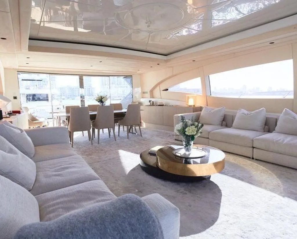 Mangusta 108FT interior