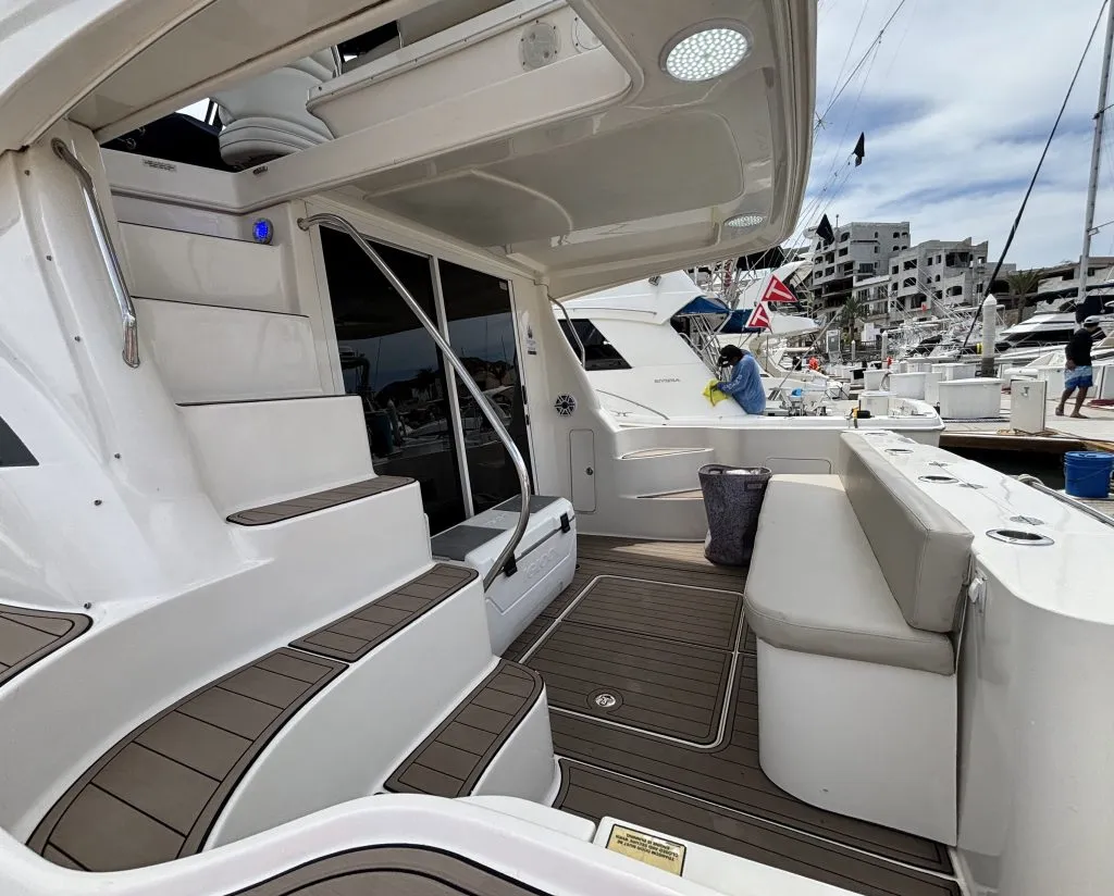 Sedan Fly 45FT flybridge upper deck